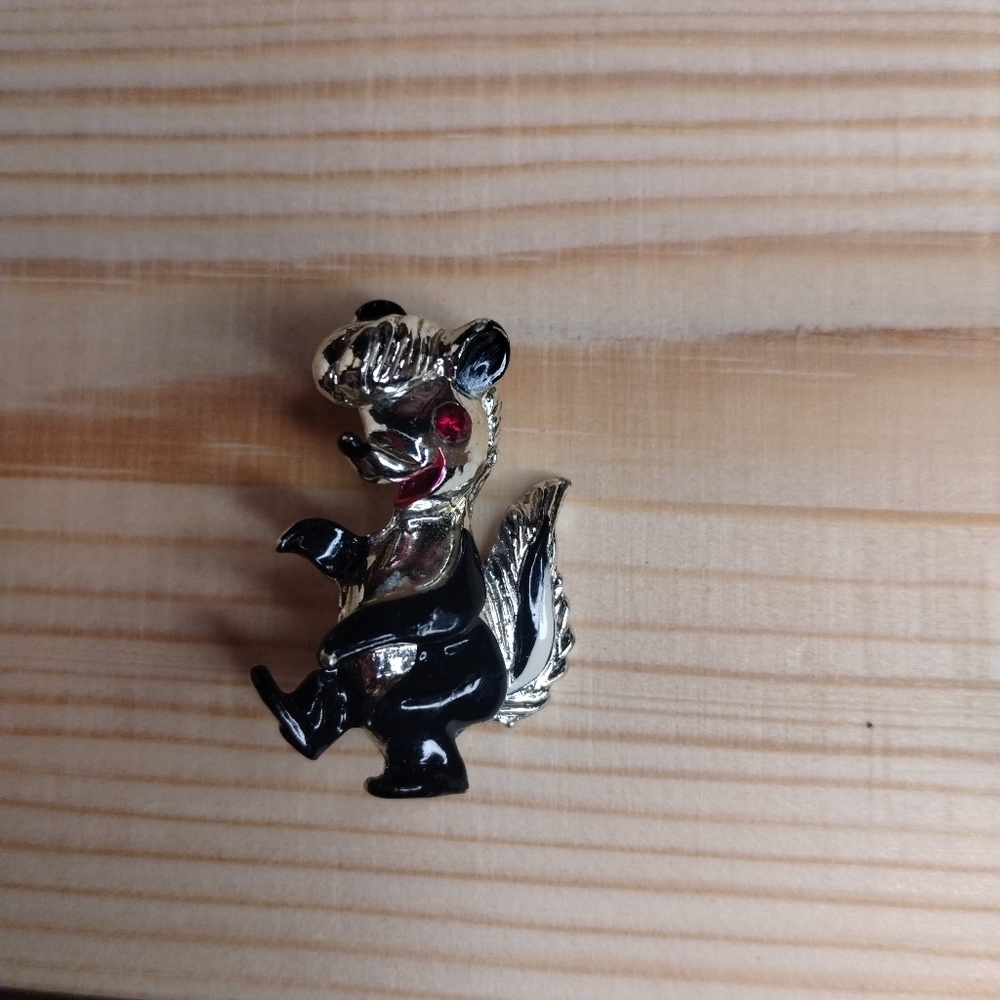 Skunk Brooch Pin - Picture 3 of 3